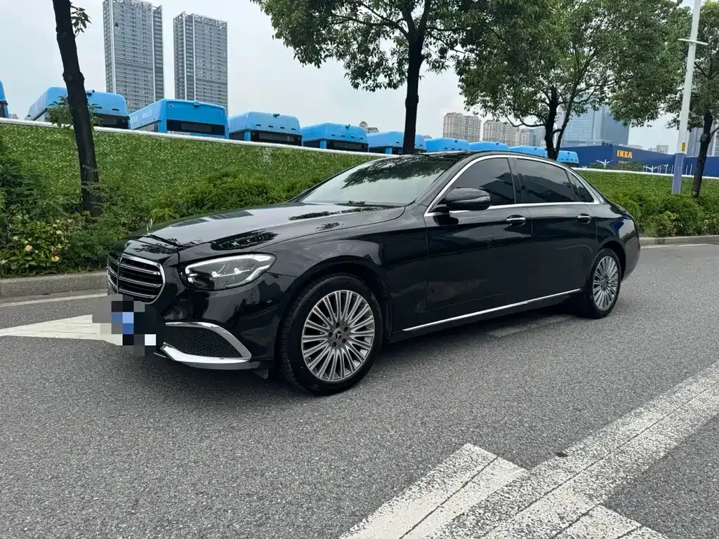 Mercedes-Benz E-Class — фото 1