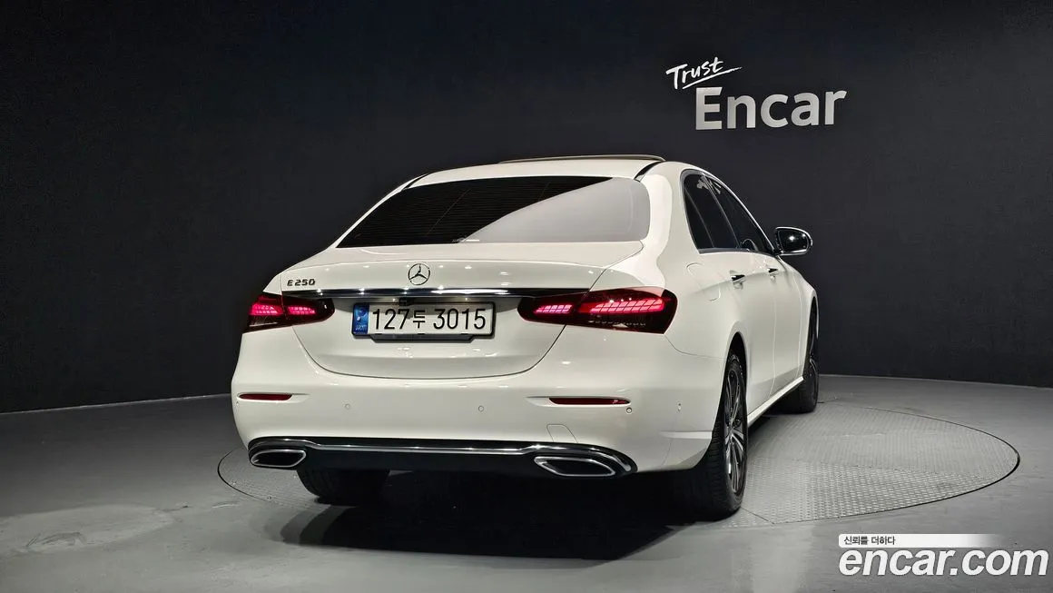 Mercedes-Benz E-Class — фото 4