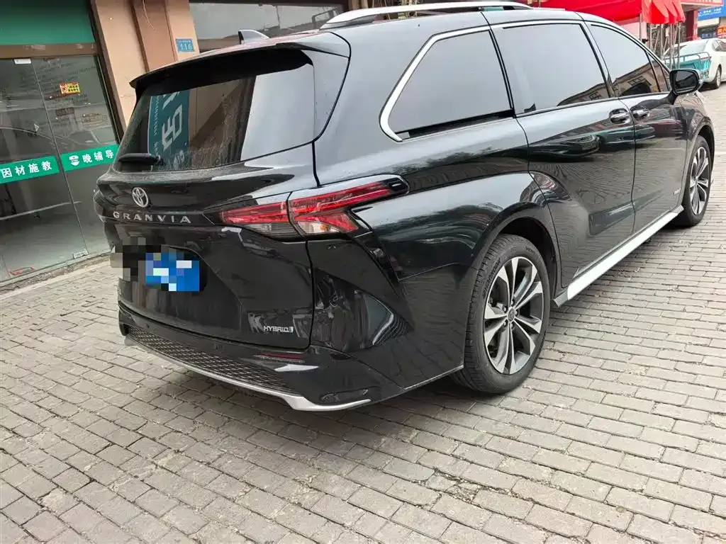 Toyota Granvia — фото 2