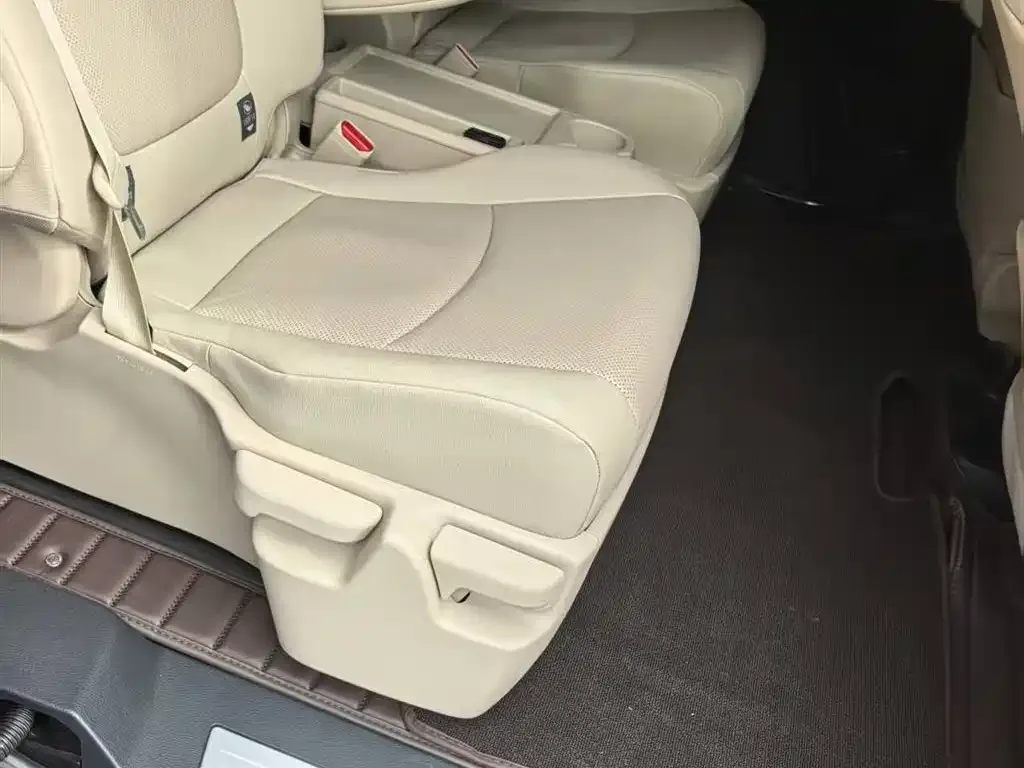 Toyota Granvia — фото 4