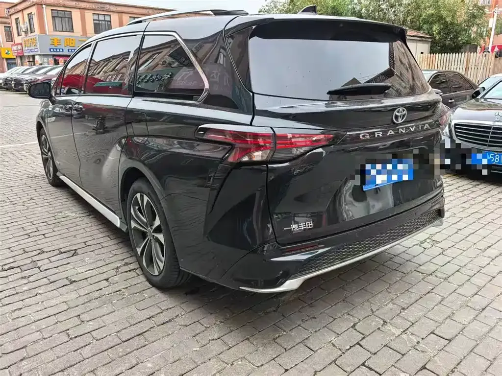 Toyota Granvia — фото 9