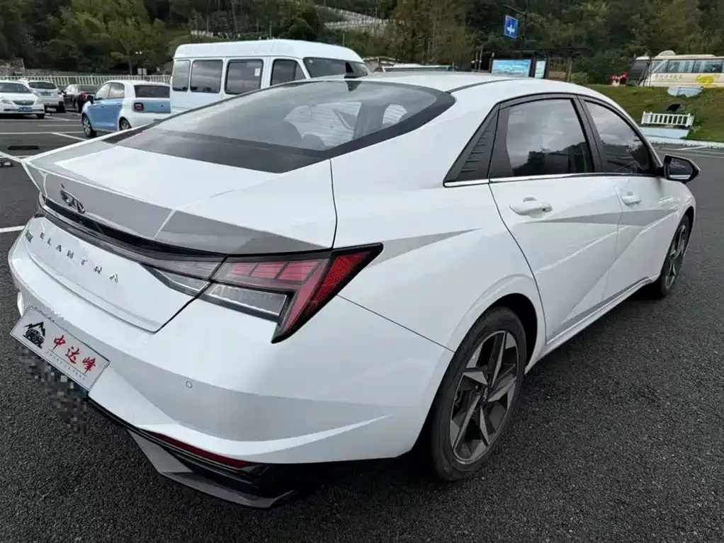Hyundai Elantra — фото 4