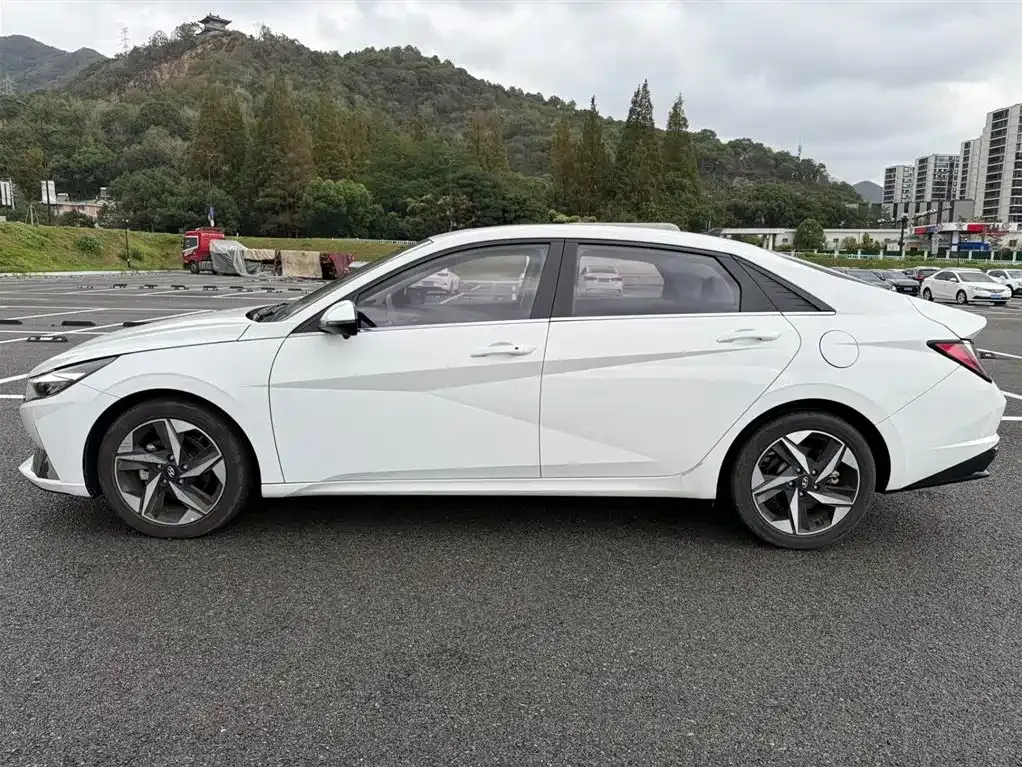 Hyundai Elantra — фото 6