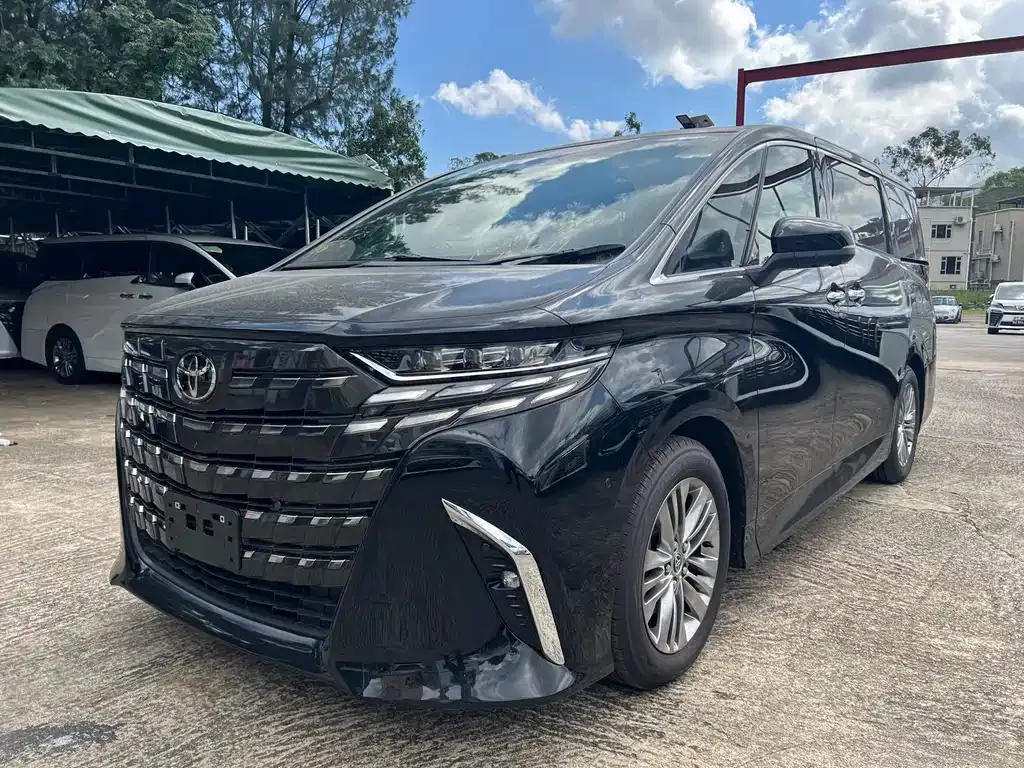 Toyota Alphard — фото 1