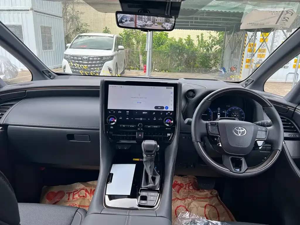 Toyota Alphard — фото 4