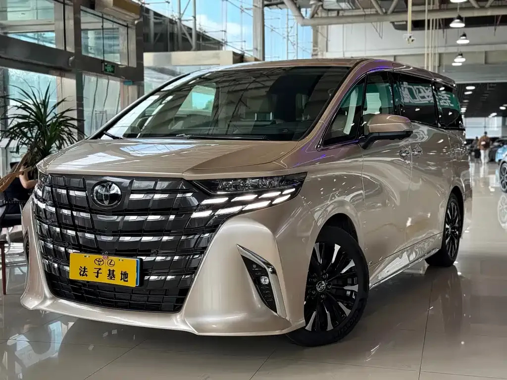 Toyota Alphard — фото 1