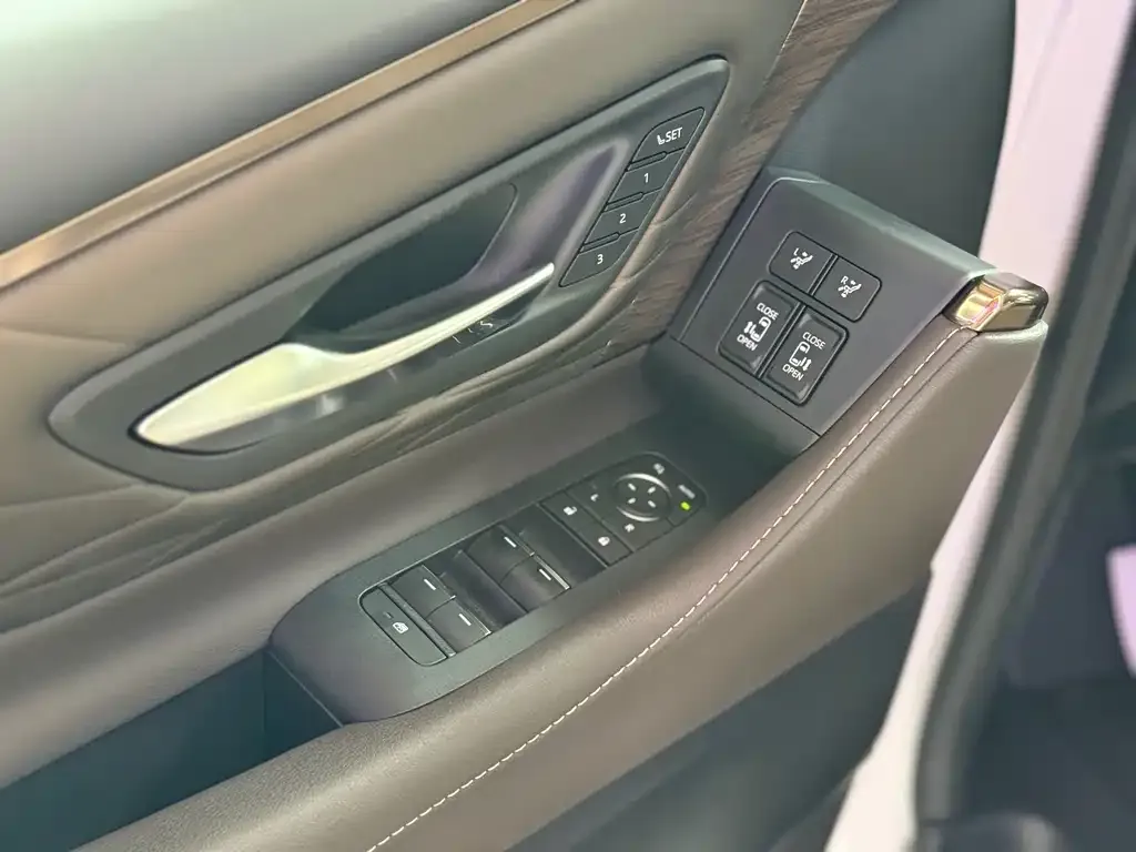 Toyota Alphard — фото 7