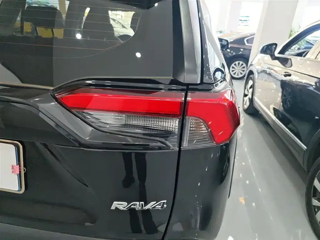Toyota RAV4 — фото 10