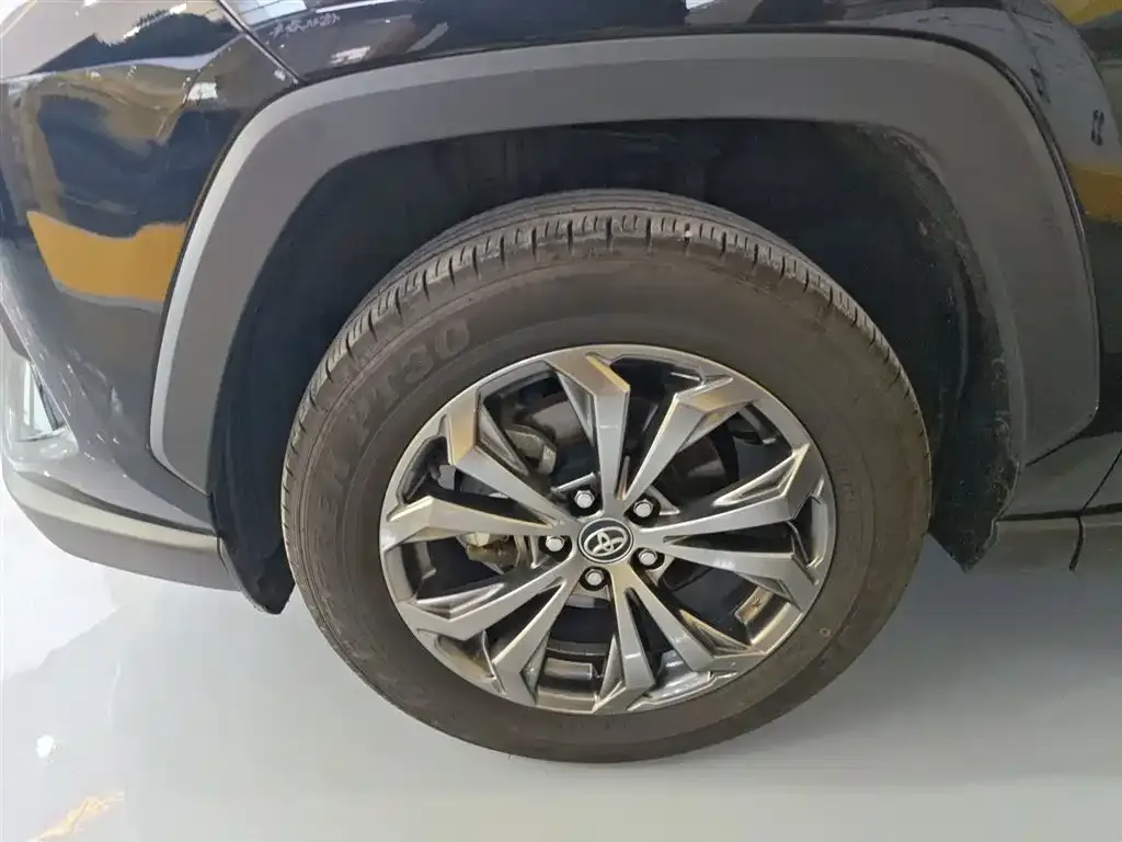 Toyota RAV4 — фото 5