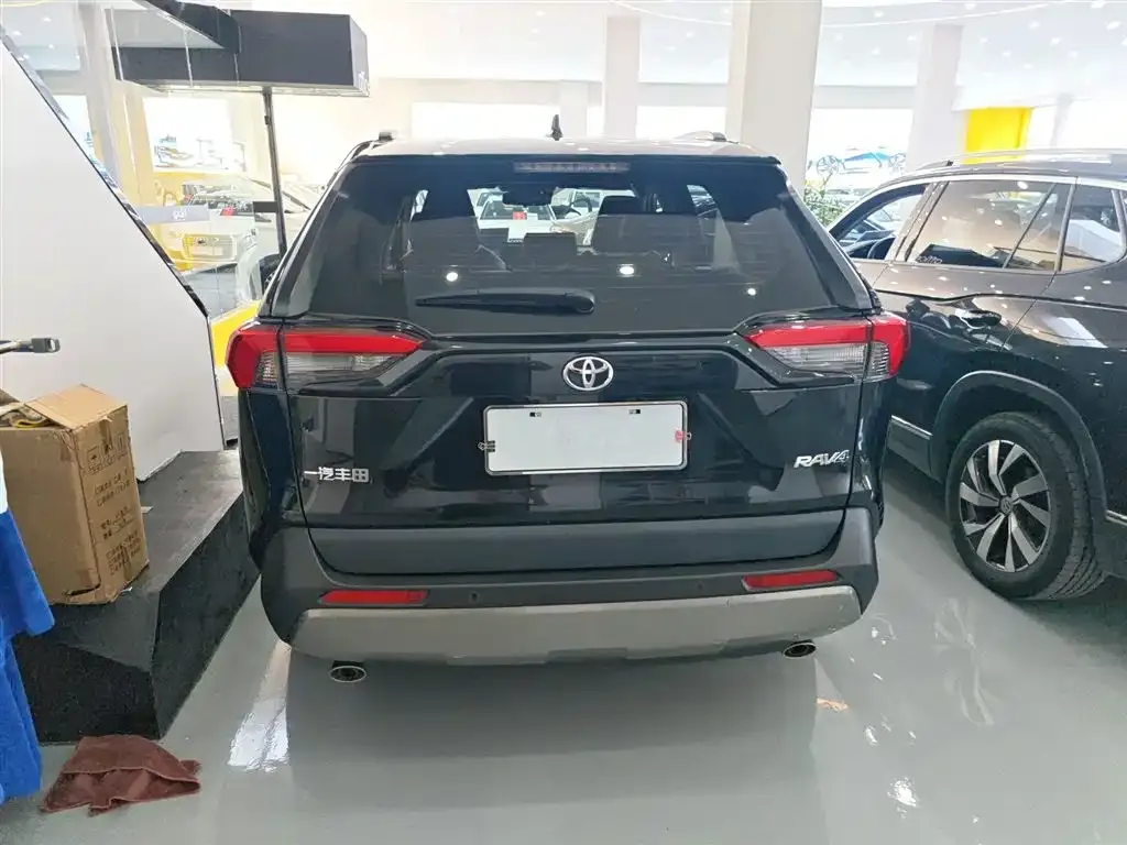 Toyota RAV4 — фото 8
