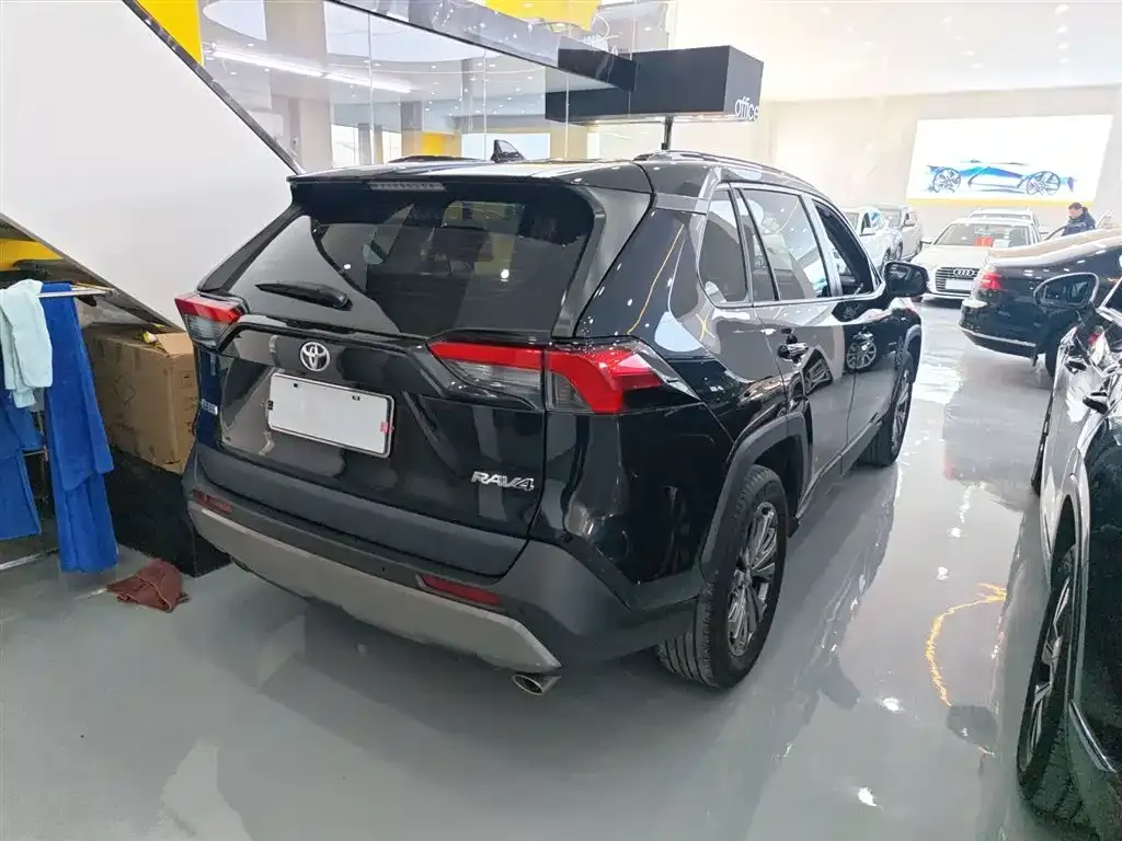 Toyota RAV4 — фото 9