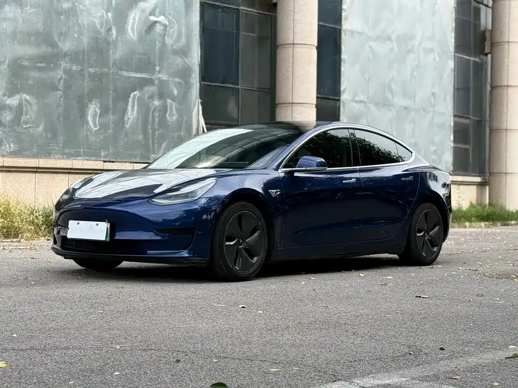 Tesla Model 3 — фото 1