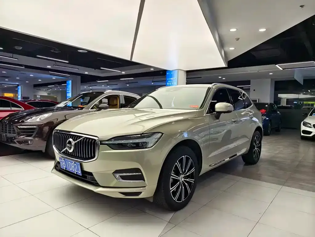 Volvo XC60 — фото 1