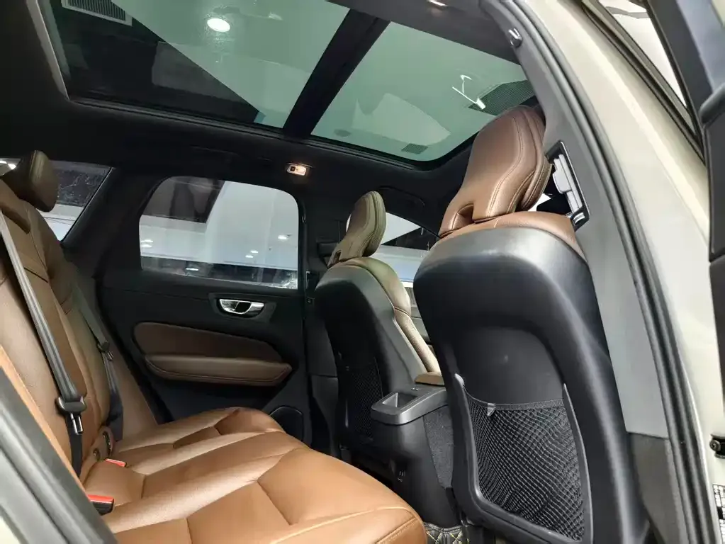 Volvo XC60 — фото 10