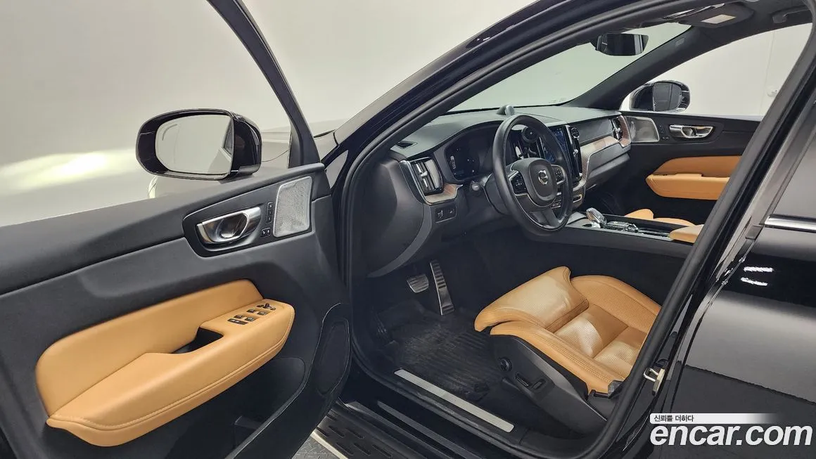 Volvo XC60 — фото 10