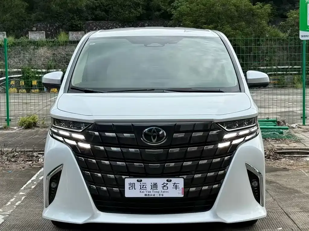 Toyota Alphard — фото 1