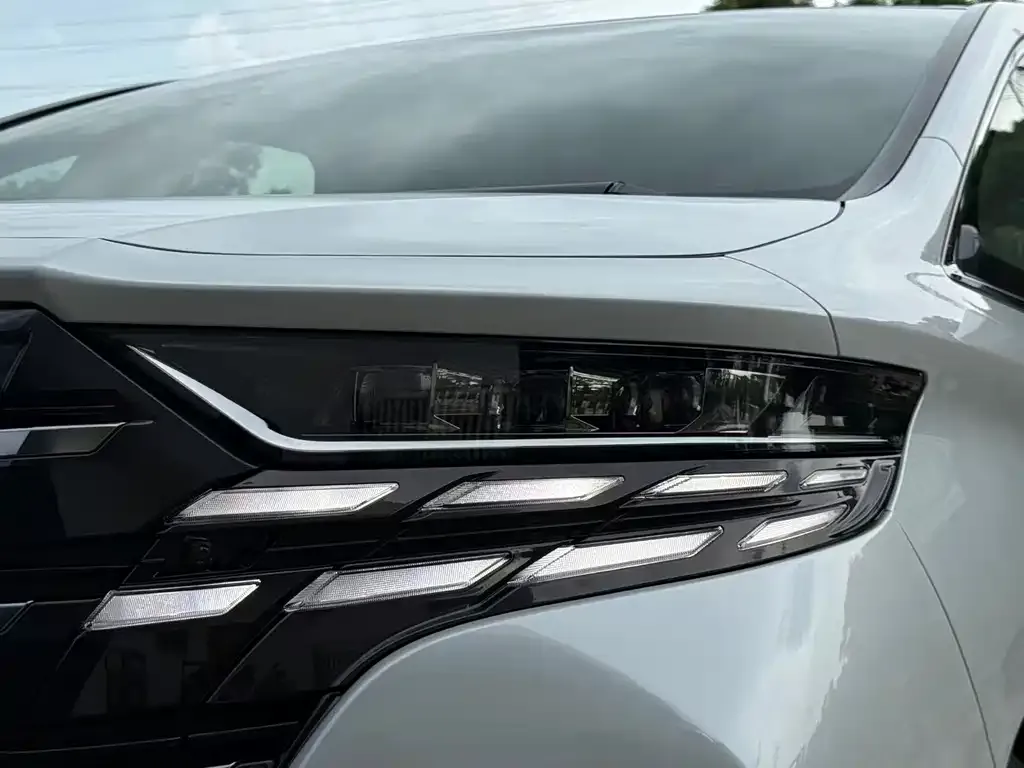Toyota Alphard — фото 4