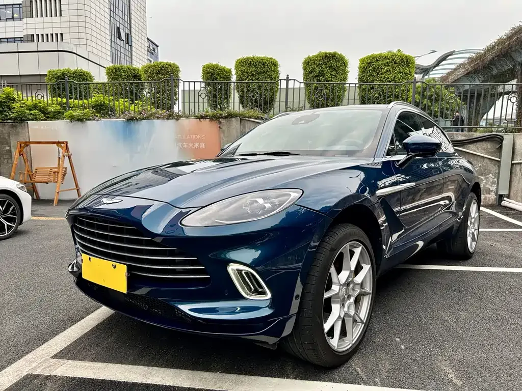 Aston Martin DBX — фото 1