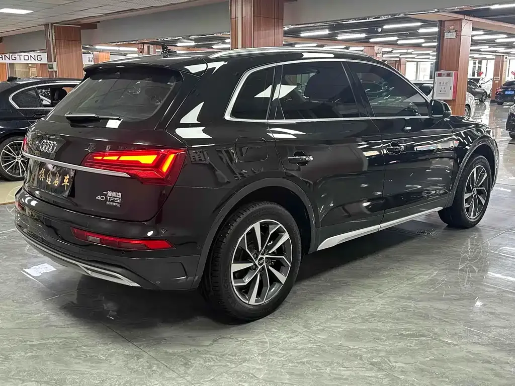 Audi Q5L — фото 9