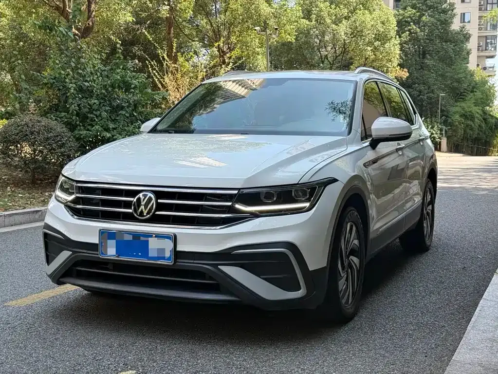 Volkswagen Tiguan L — фото 1