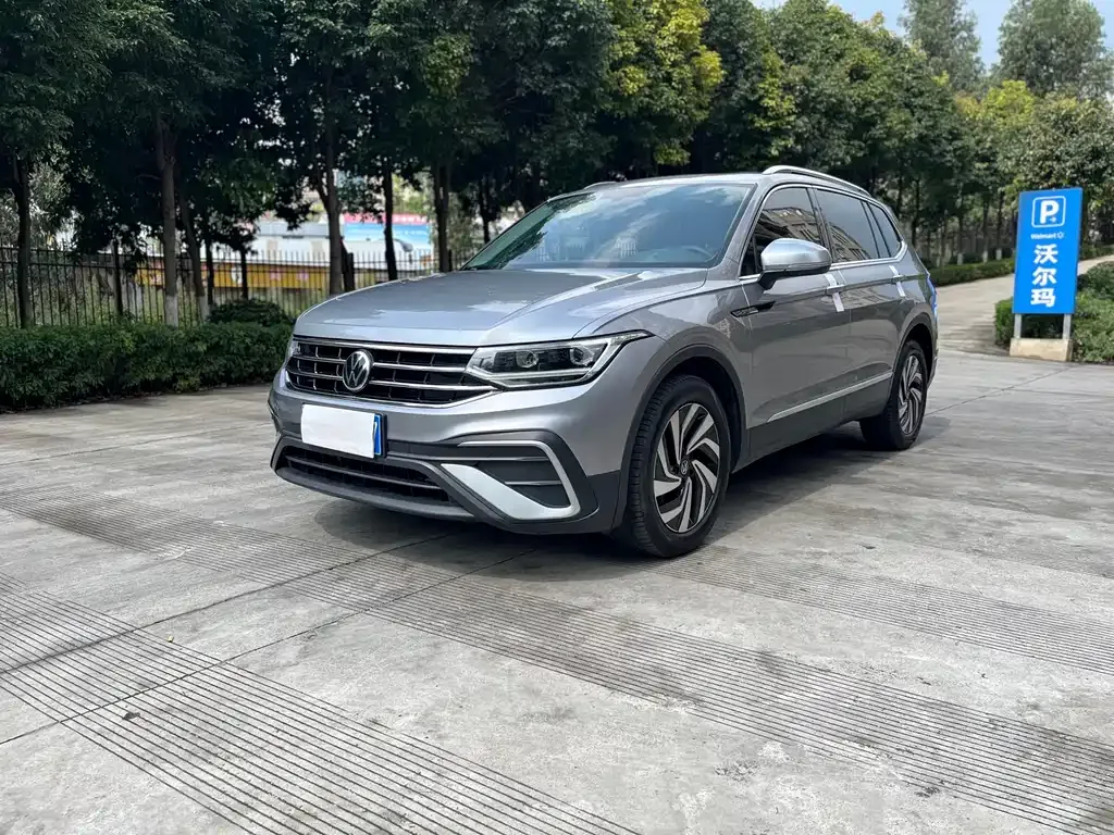 Volkswagen Tiguan L — фото 1