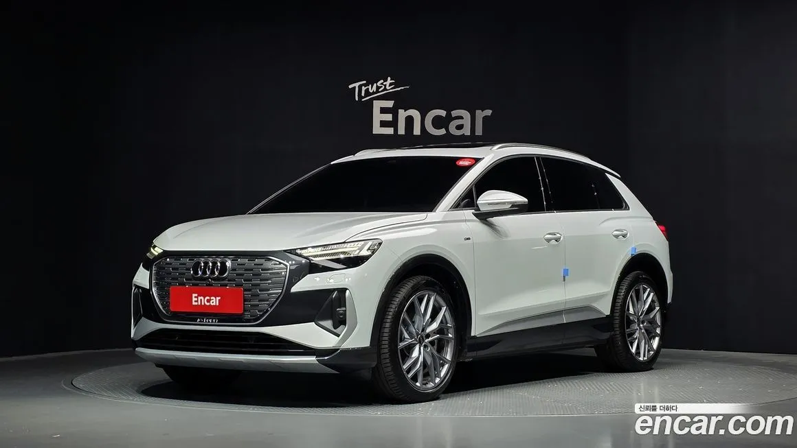 Audi Q4 e-tron — фото 1