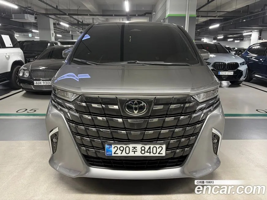 Toyota Alphard — фото 1