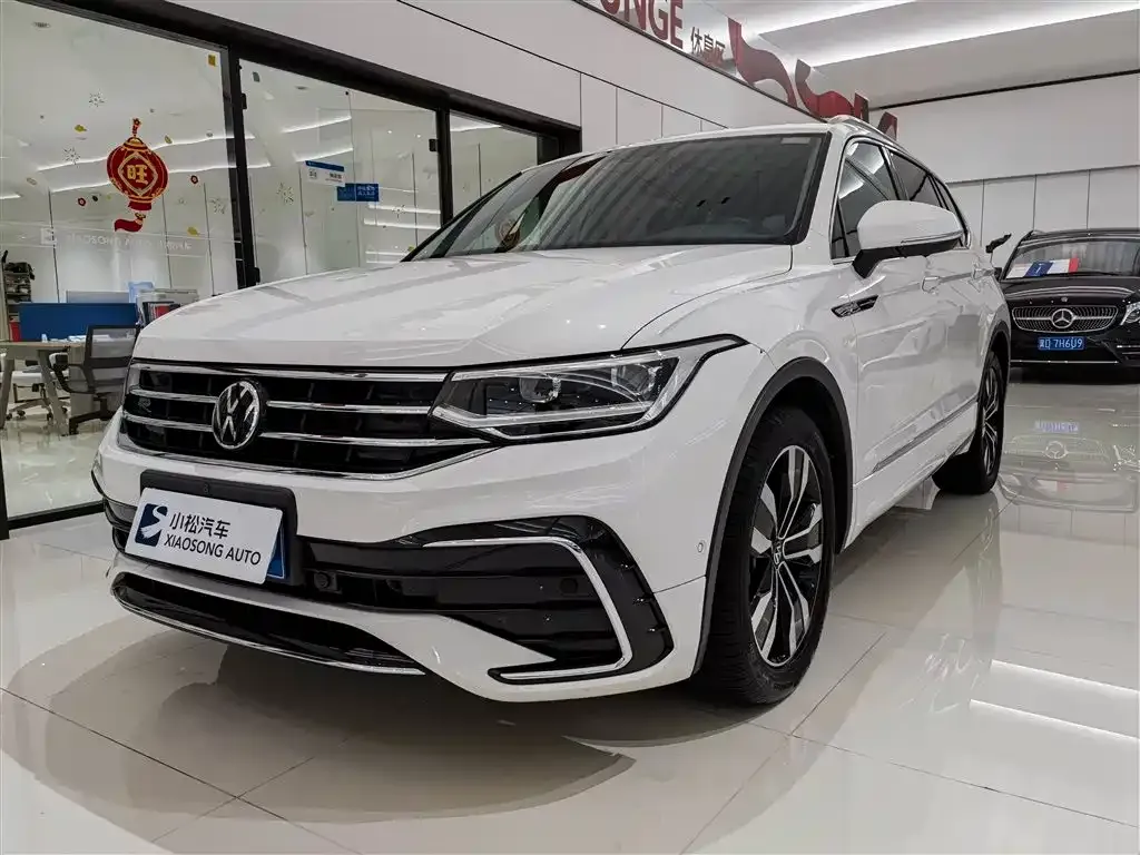 Volkswagen Tiguan L — фото 1