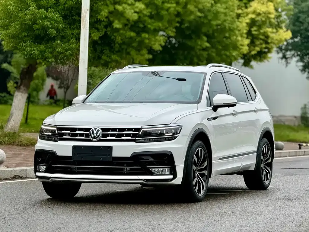 Volkswagen Tiguan L — фото 1