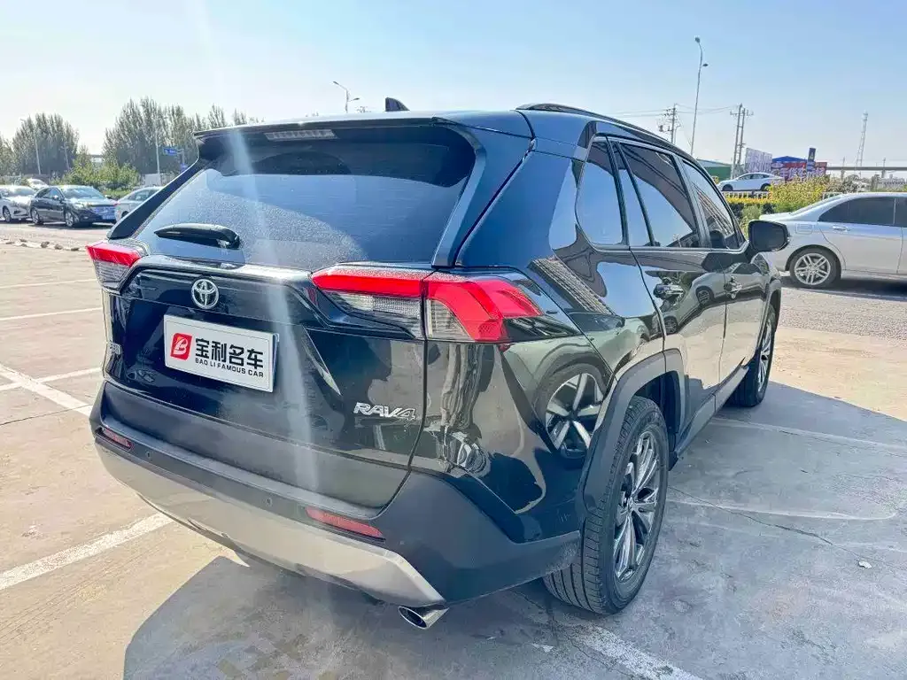 Toyota RAV4 — фото 5