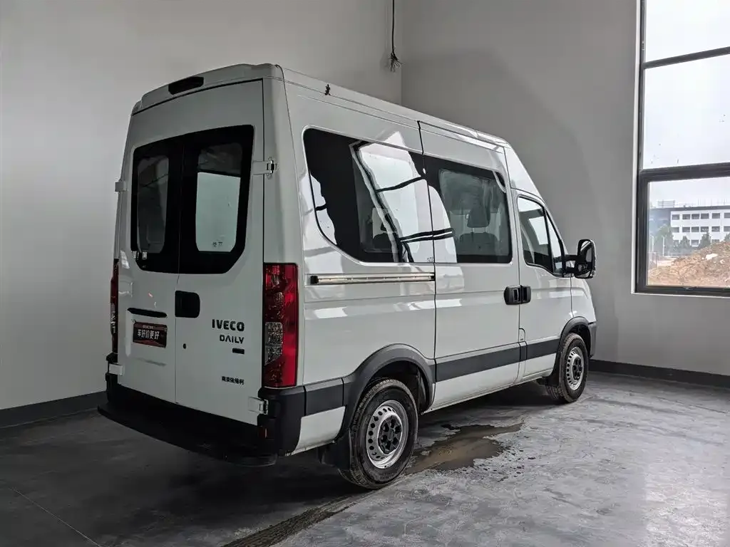 IVECO Ousheng — фото 2