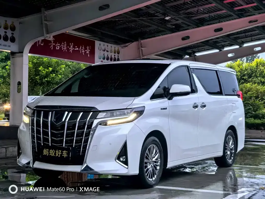 Toyota Alphard — фото 1