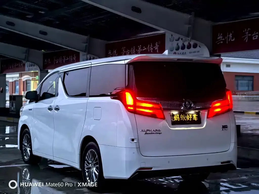 Toyota Alphard — фото 2