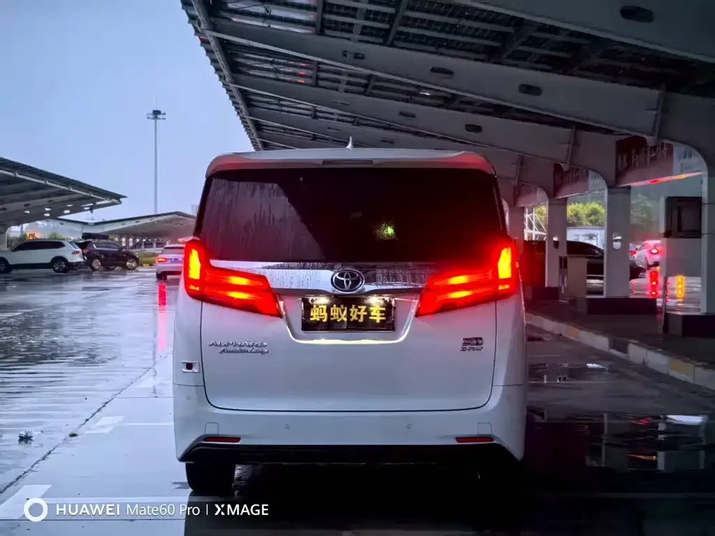 Toyota Alphard — фото 4