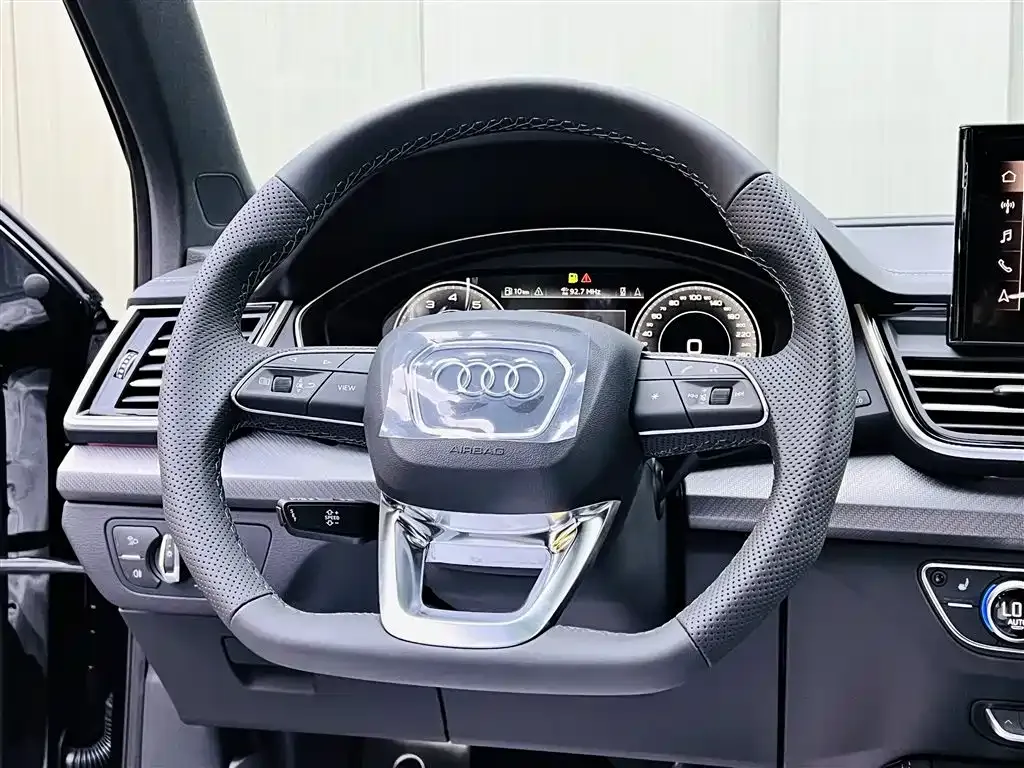 Audi Q5L — фото 10