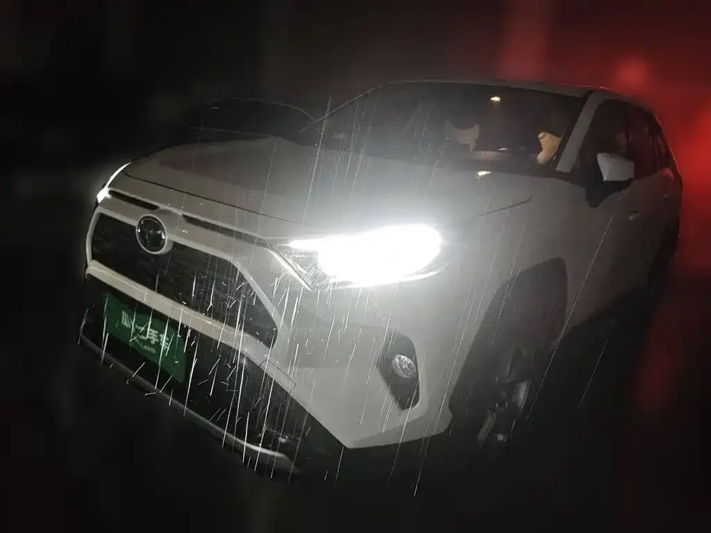 Toyota RAV4 — фото 1
