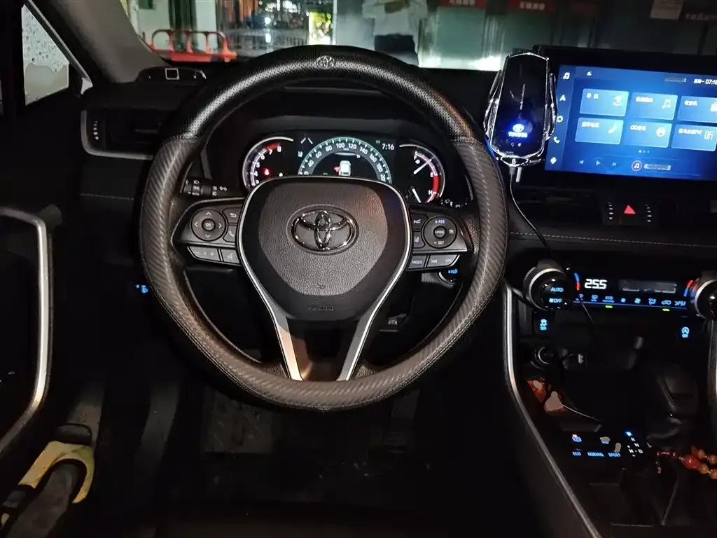 Toyota RAV4 — фото 3