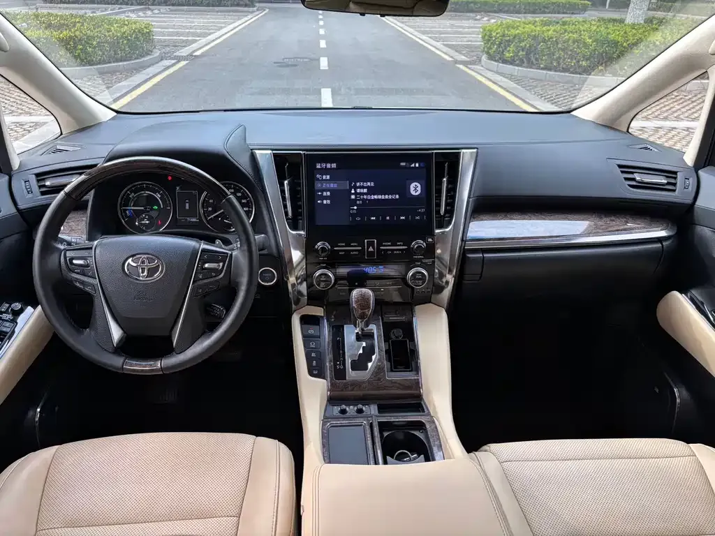 Toyota Vellfire — фото 10