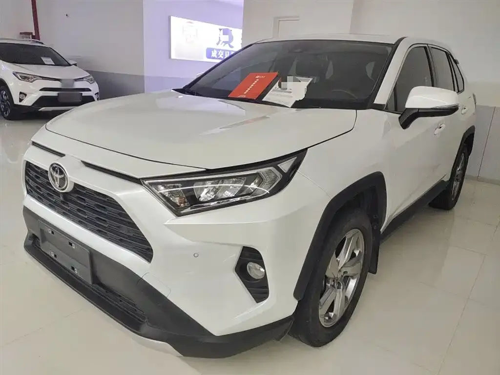 Toyota RAV4 — фото 1