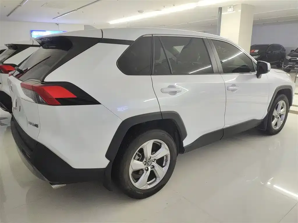 Toyota RAV4 — фото 10