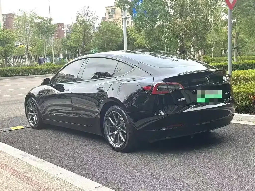 Tesla Model 3 — фото 9