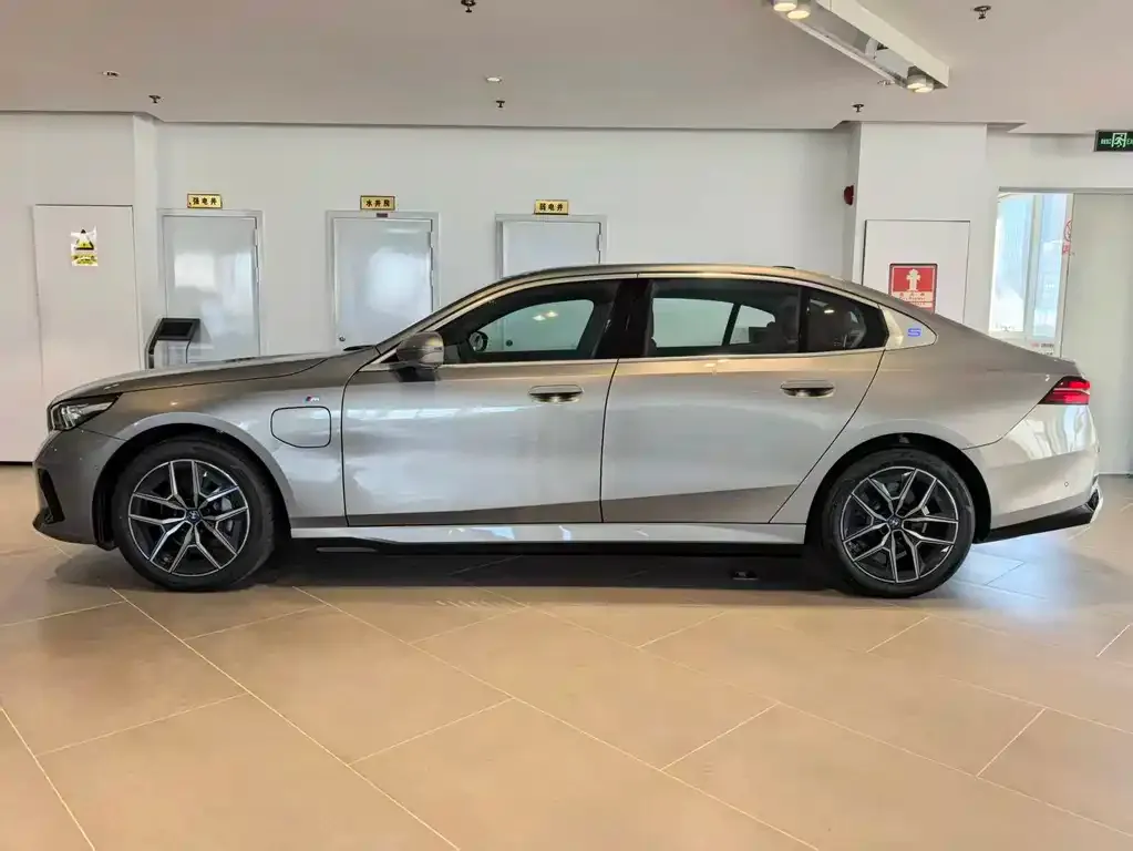 BMW i5 — фото 3