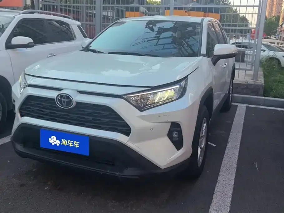 Toyota RAV4 — фото 1