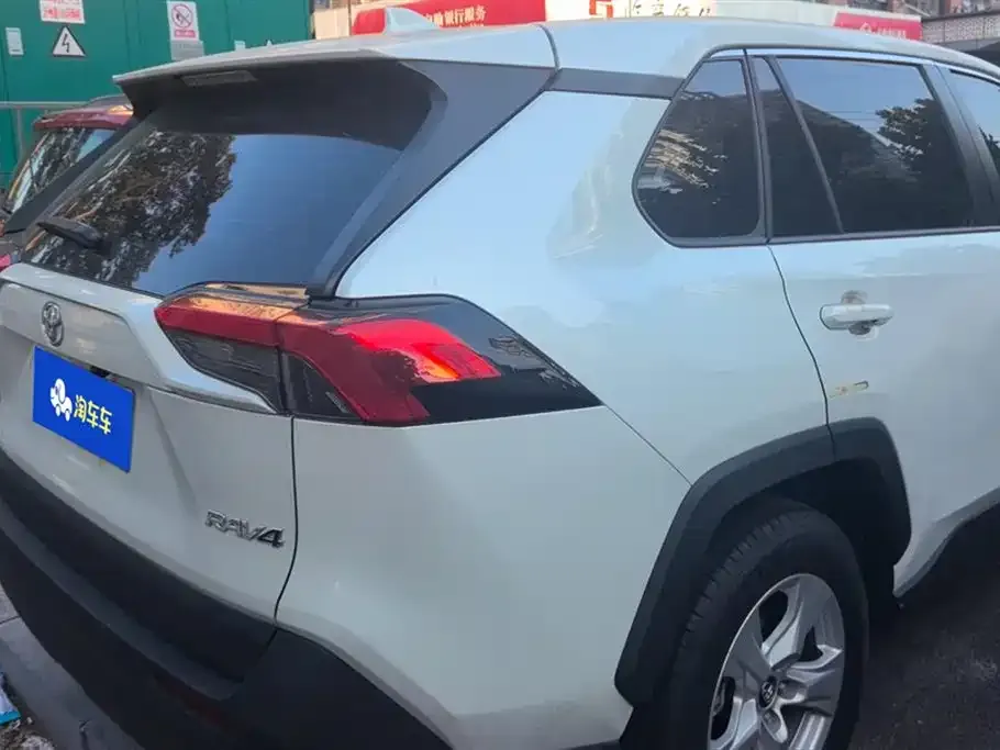 Toyota RAV4 — фото 3