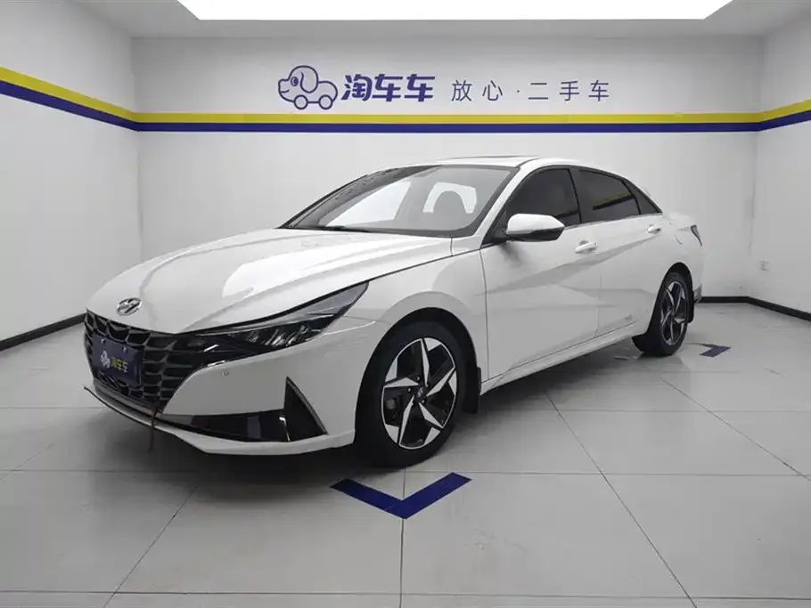 Hyundai Elantra — фото 1