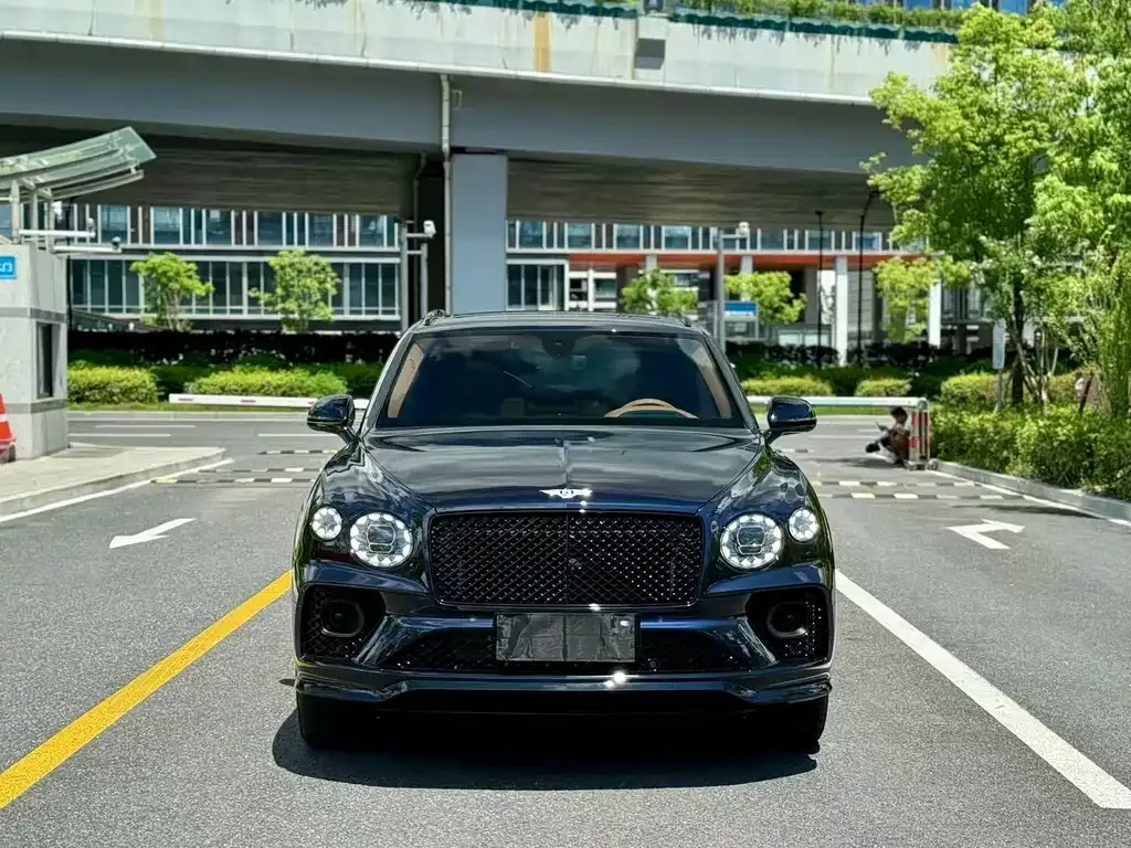 Bentley Bentayga — фото 1