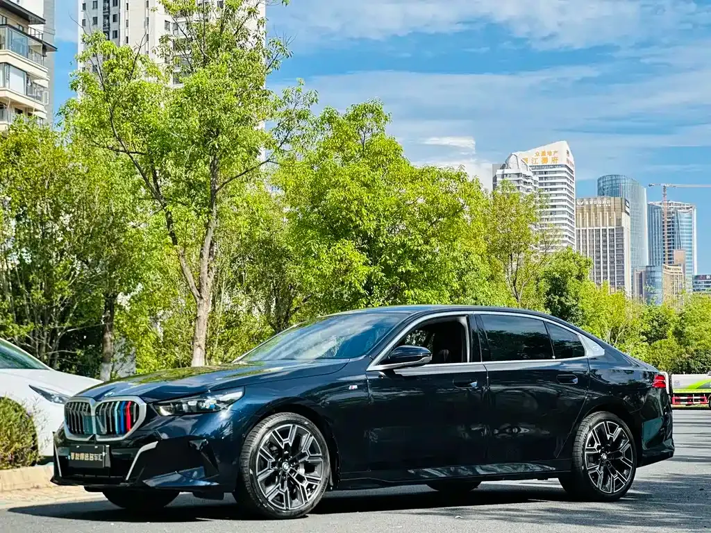 BMW 5 Series — фото 1