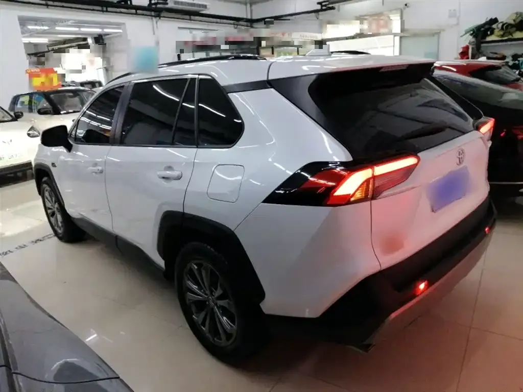Toyota RAV4 — фото 5