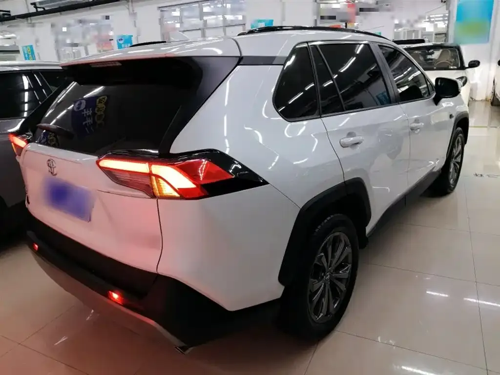 Toyota RAV4 — фото 7