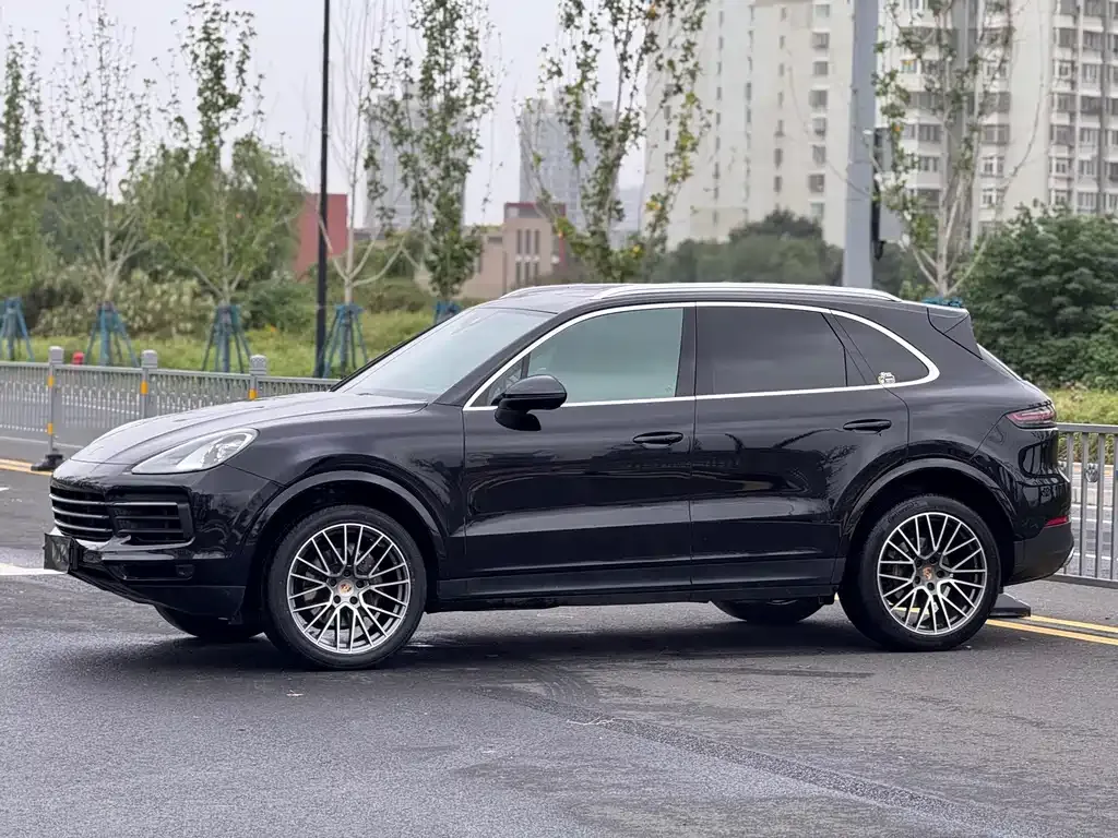 Porsche Cayenne — фото 1